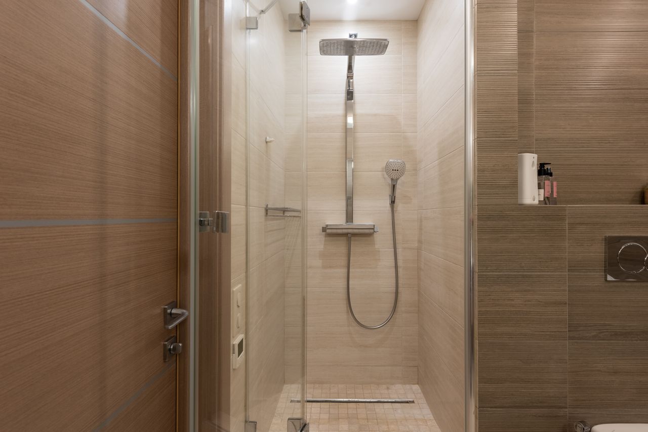 Hydroizolacja pod prysznic walk-in – ile warstw i jak ją wykonać?